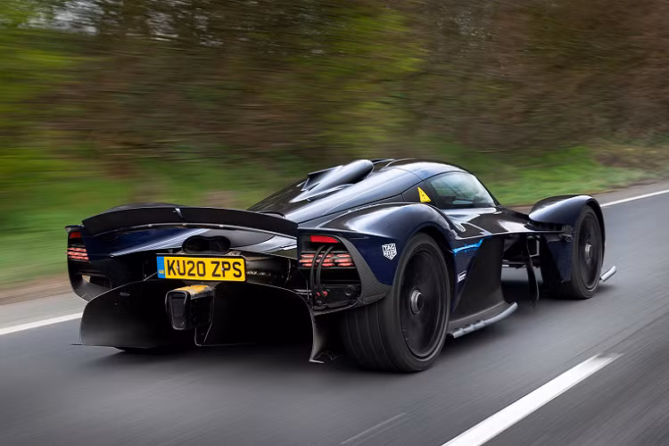 Chiếc xe có khả năng tăng tốc từ 0-100km/h chỉ trong vòng dưới 3 giây và có thể đạt tốc độ tối đa lên tới 322km/h.