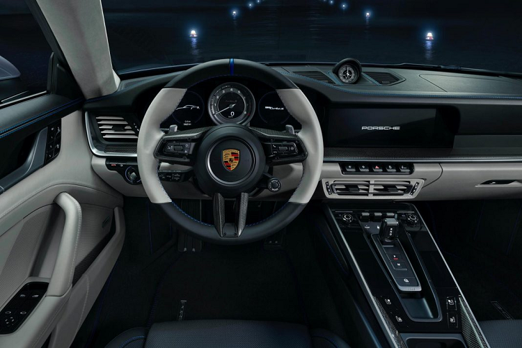 Nhờ hệ thống quản lý lực kéo PTM (Porsche Traction Management) ở hệ dẫn động 4 bánh AWD, khả năng chuyển đổi lực xoắn trên 911 Turbo S mới linh hoạt, hoàn hảo hơn, với khả năng chuyển tới 500 Nm cho 2 bánh trước (62,5% lên cầu trước). Cánh gió phía sau của xe được thiết lập với năm chế độ khác nhau, kết hợp cùng cánh gió ẩn được đặt phía dưới cản, giúp cải thiện khả năng khí động học cho xe.