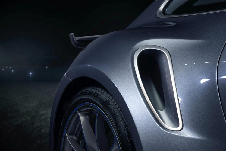 Khoang lái của 911 Turbo S “Duet” được bọc da với hai tông màu chủ đạo là đen và xám tro, đi cùng chỉ khâu tương phản màu xanh (Speed Blue) nổi bật. Trần xe được bọc vật liệu Alcantara màu xám đẹp mắt, vô-lăng với dải da màu xanh đánh dấu hướng 12 giờ cũng như lưng ghế ốp sợi carbon là các điểm nhấn hoàn thiện nội thất của xe.