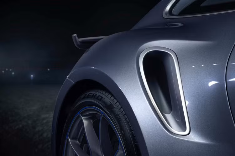 Khoang lái của 911 Turbo S “Duet” được bọc da với hai tông màu chủ đạo là đen và xám tro, đi cùng chỉ khâu tương phản màu xanh (Speed Blue) nổi bật. Trần xe được bọc vật liệu Alcantara màu xám đẹp mắt, vô-lăng với dải da màu xanh đánh dấu hướng 12 giờ cũng như lưng ghế ốp sợi carbon là các điểm nhấn hoàn thiện nội thất của xe.