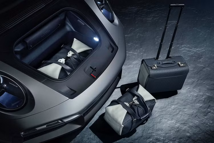 “Sự hợp tác tầm cỡ này chỉ có thể đạt được khi cả hai cùng có được tầm nhìn phát triển chung, đó là mang đến trải nghiệm tuyệt đỉnh cho khách hàng”, CEO của hãng chuyên cơ Embraer, ông Michael Amalfitano nói. “Từng chi tiết của chiếc bộ đôi này được lấy cảm hứng từ tiêu chuẩn cao của sự sành điệu, đến từ chính những khách hàng của chúng tôi.”