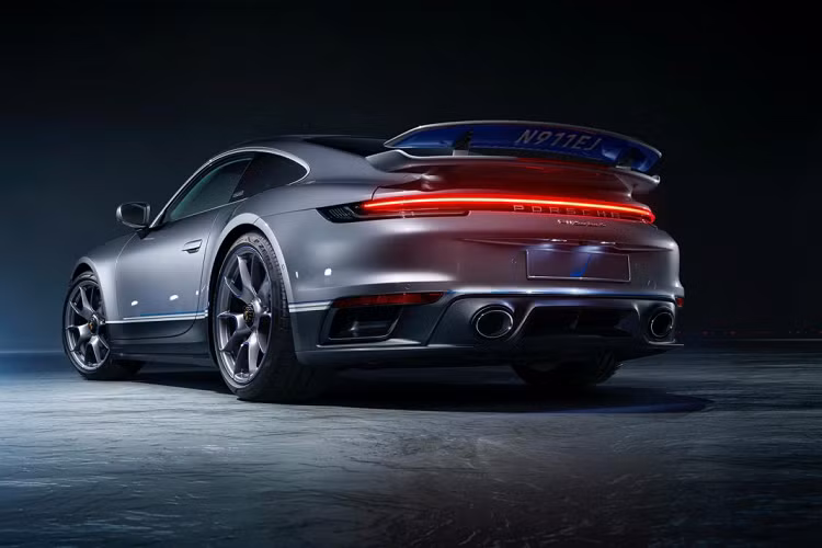 Chiếc chuyên cơ có giá bán ở mức 10 triệu USD và giá xe Porsche 911 Turbo S chỉ được bán kèm cho khách hàng mua chiếc máy bay Phenom 300E với mức trên 200.000 USD. Cả hai sẽ được sản xuất giới hạn chỉ 10 chiếc trên toàn thế giới.