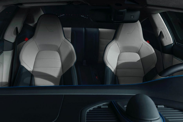 Về phần chiếc chuyên cơ, Embraer Phenom 300E sở hữu tốc độ hành trình ở mức 464 hải lý với khả năng di chuyển liên tục 2.010 hải lý trước khi cần nạp lại nhiên liệu. Ngoài ra, khi mua bộ đôi này, khách hàng còn được tặng kèm bộ hành lý do Porsche Design thiết kế, hoàn thiện màu với hai tông màu xám khác biệt, tương tự như chiếc siêu xe và chiếc chuyên cơ.