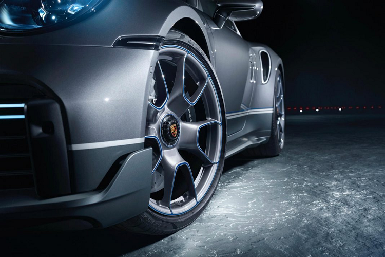 Porsche trang bị cho 911 (992) Turbo S khối động cơ phẳng sáu xy-lanh, dung tích 3,8 lít tăng áp kép. Động cơ này có khả năng tạo ra công suất cực đại 640 mã lực, cao hơn đến 60 mã lực so với thế hệ trước và mô-men xoắn cực đại 800 Nm, cao hơn đến 100 Nm so với 991.2. Xe vẫn sử dụng hộp số PDK, truyền sức mạnh đến cả bốn bánh xe, nhờ đó, thời gian tăng tốc lên 100 km/h được tiết kiệm 0,2 giây, đạt 2,7 giây, tăng tốc lên 200 km/h trong chỉ 8,9 giây trước khi đạt tốc độ tối đa ở mức 330 km/h.