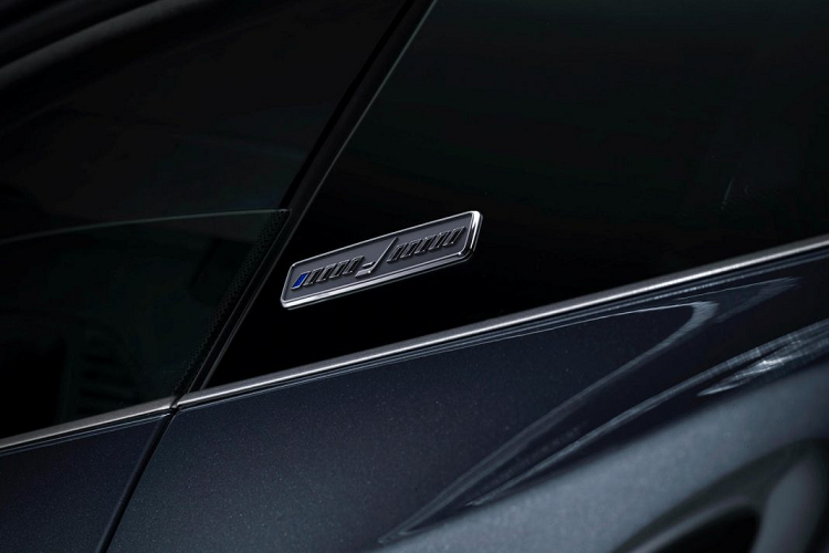 Giống với bên ngoài, khoang lái của phiên bản này cũng có được logo đánh dấu sự đặc biệt “One of 10” và một bộ bạt trùm xe được thiết kế riêng với dòng chữ “Remove before flight” lấy cảm hứng từ ngành hàng không.