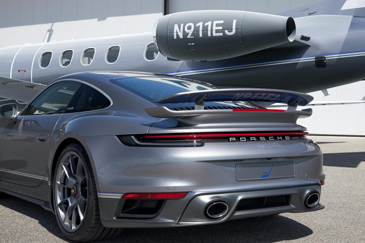 Trên chiếc 911 Turbo S “Duet”, Porsche còn trang bị thêm cho nó gói nâng cấp ngoại thất Sport Design với cản trước, cản sau cũng như ốp hông hoàn toàn mới. Xe sở hữu bộ mâm Exclusive được làm bằng nhôm, sơn màu xám (Platinum Silver Metallic) với các chi tiết xanh dương (Speed Blue) sơn nổi trên các nan hoa. Cùng với đó, một số các chi tiết cũng được làm đặc biệt hơn như số đăng ký của chiếc chuyên cơ đi cặp cùng xe sơn dưới cánh lướt gió, ốp cửa có đèn với dòng chữ “No Step” phát sáng màu đỏ, đồng hổ Sport Chrono màu xám…
