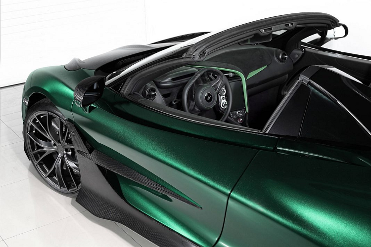 Mclaren 720S Spider vẫn được trang bị động cơ V8 tăng áp kép, dung tích 4.0 lít, sản sinh công suất cực đại 710 mã lực và mô-men xoắn tối đai 770 Nm. Sức mạnh được truyền đến bánh sau thông qua hộp số tự động ly hợp kép 7 cấp SSG.