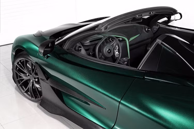 Mclaren 720S Spider vẫn được trang bị động cơ V8 tăng áp kép, dung tích 4.0 lít, sản sinh công suất cực đại 710 mã lực và mô-men xoắn tối đai 770 Nm. Sức mạnh được truyền đến bánh sau thông qua hộp số tự động ly hợp kép 7 cấp SSG.