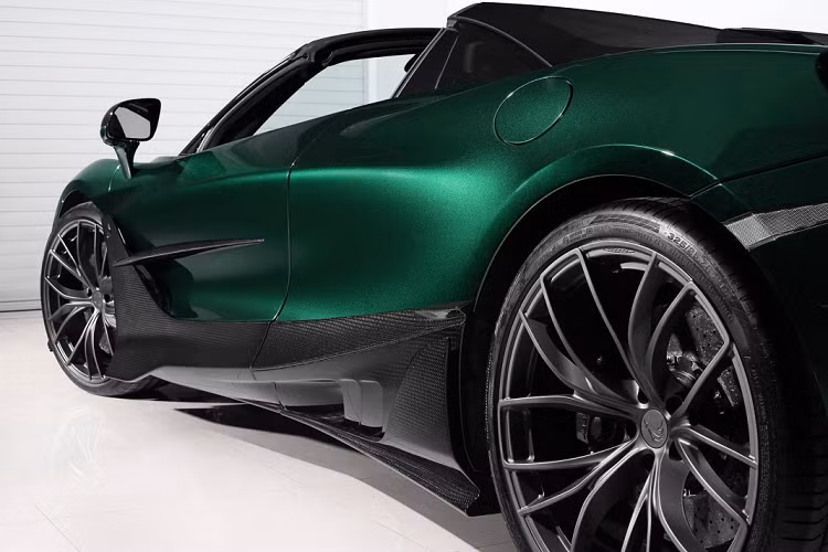 Khi đóng mui, chiếc xe vẫn có thể đạt vận tốc tối đa 341 km/h như bản coupe, trong khi mở mui, chiếc xe có thể chạy tối đa 325 km/h. Xe cũng được trang bị ba chế độ lái là Comfort, Sport và Race như những chiếc Mclaren trước đây của hãng.