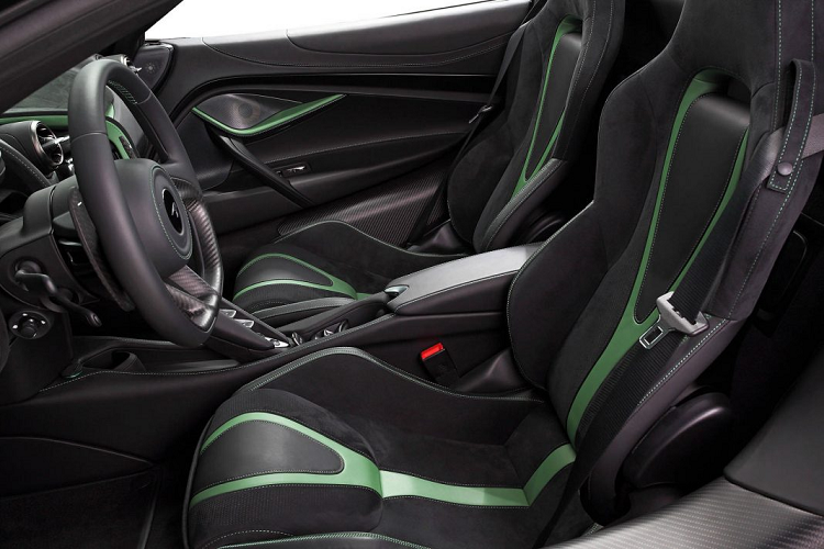 Hai bên hông, đặc biệt là phần dưới của thân xe được nâng cấp một cách đặc biệt khi thêm vào những khuếch tán, chia gió bằng sợi carbon, tạo vẻ hầm hố và tăng tính khí động học cho chiếc xe này. Xe được trang bị thêm bộ mâm năm chấu với thiết kế độc đáo, kích thước 20 inch cho bánh trước và 21 inch cho bánh sau.