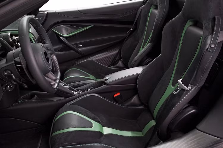 Hai bên hông, đặc biệt là phần dưới của thân xe được nâng cấp một cách đặc biệt khi thêm vào những khuếch tán, chia gió bằng sợi carbon, tạo vẻ hầm hố và tăng tính khí động học cho chiếc xe này. Xe được trang bị thêm bộ mâm năm chấu với thiết kế độc đáo, kích thước 20 inch cho bánh trước và 21 inch cho bánh sau.