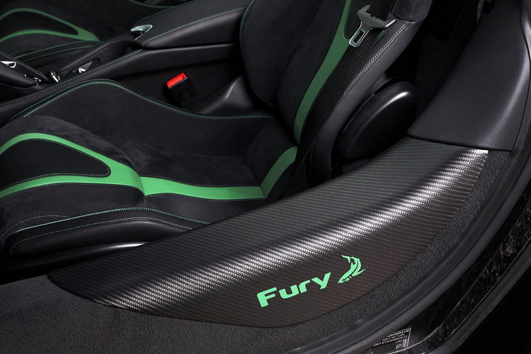 Bên trong, khoang lái gần như được giữ nguyên giống với khi chiếc xe lăn bánh khỏi nhà máy và chi được nâng cấp nhẹ với ốp cửa có logo Fury. Xe sở hữu màu sơn ngoại thất xanh đen, được McLaren đặt tên là Borealis.