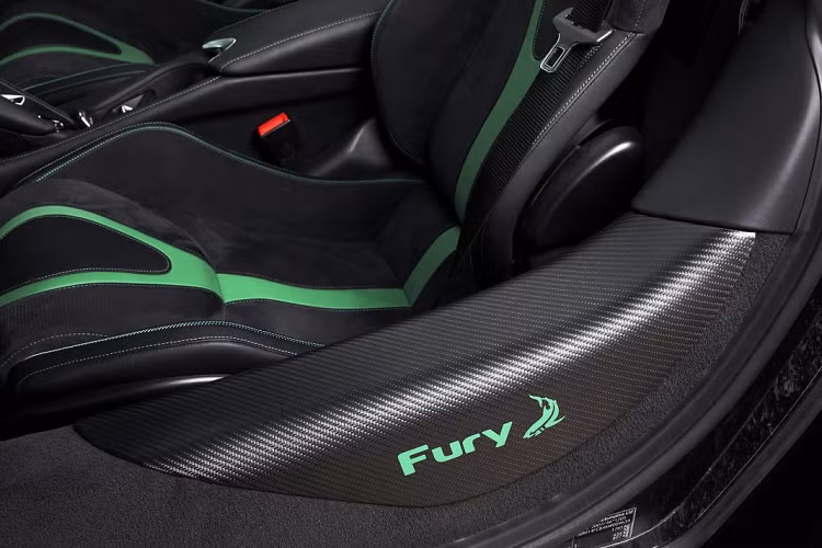 Bên trong, khoang lái gần như được giữ nguyên giống với khi chiếc xe lăn bánh khỏi nhà máy và chi được nâng cấp nhẹ với ốp cửa có logo Fury. Xe sở hữu màu sơn ngoại thất xanh đen, được McLaren đặt tên là Borealis.