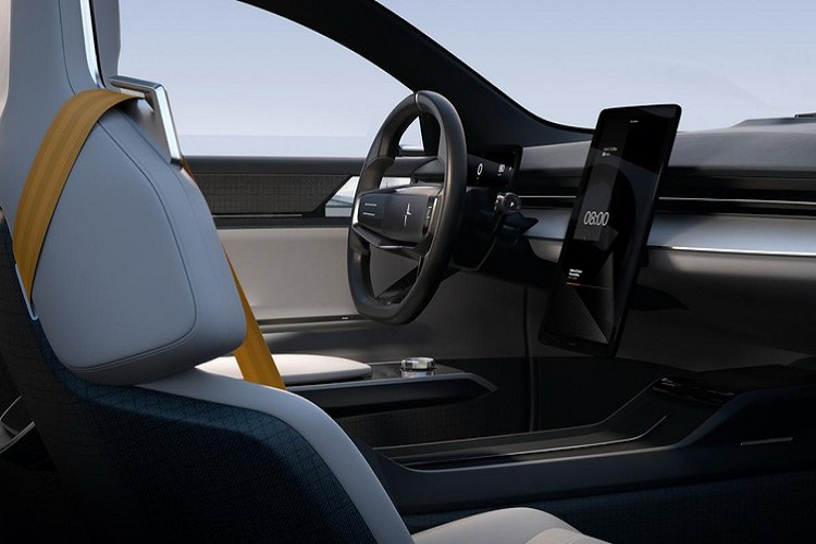 Bên trong khoang lái, Polestar sử dụng các loại chất liệu tái chế và có đô bền cao ở các tấm ốp, lưng ghế, bề mặt ghế, bệ tì tay, tựa đầu và thảm xe. Chất liệu được sử dụng cho các bộ phần này được tạo nên từ các loại vỏ chai tai chế, nhựa vinyl và lưới đánh cá.