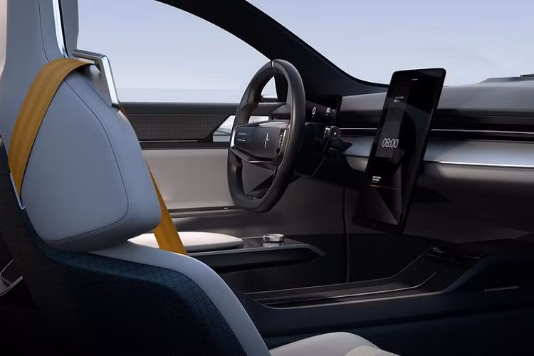 Bên trong khoang lái, Polestar sử dụng các loại chất liệu tái chế và có đô bền cao ở các tấm ốp, lưng ghế, bề mặt ghế, bệ tì tay, tựa đầu và thảm xe. Chất liệu được sử dụng cho các bộ phần này được tạo nên từ các loại vỏ chai tai chế, nhựa vinyl và lưới đánh cá.