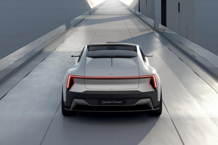 Về mặt công nghệ, Polestar Precept hoàn toàn mới sở hữu hệ thống thông tin giải tris HMI tiên tiến nhất chạy trên nền Android. Bảng đồng hồ của xe cũng có nhiều cảm biến thông minh, một số cảm biến trong đó giữ vai trò theo dõi ánh mắt của người lái, trong khi đó các cảm biến khác sẽ tối ưu hóa khả năng hiện thị trên màn hình để người lái tiện quan sát khi lái xe.