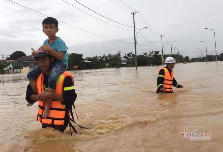 Cong an dam mua nho san, don bun giup dan vung lu-Hinh-7