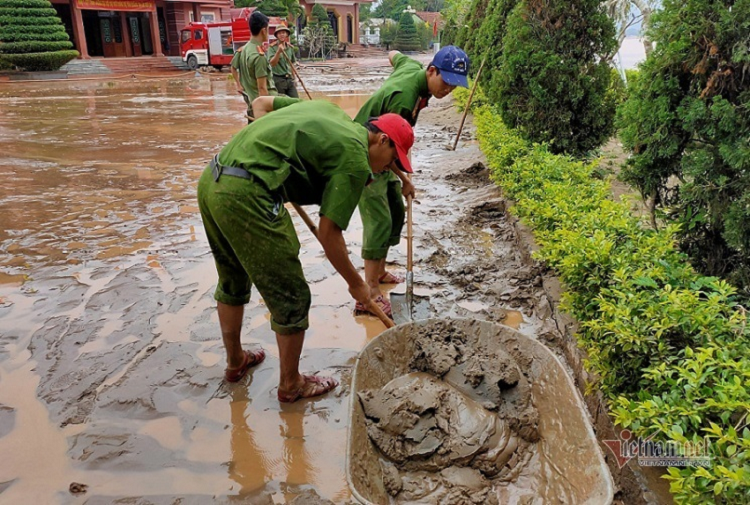 Cong an dam mua nho san, don bun giup dan vung lu-Hinh-5