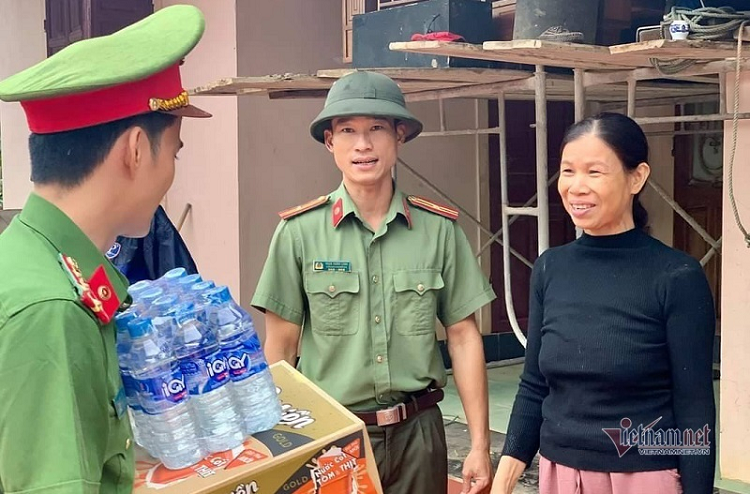 Cong an dam mua nho san, don bun giup dan vung lu-Hinh-8