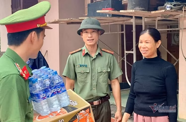 Cong an dam mua nho san, don bun giup dan vung lu-Hinh-8