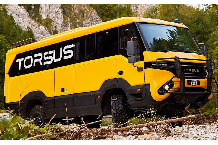 Trái tim của “con quái vật” này là một động cơ dầu MAN D0836 LFL40 6 xi-lanh sản sinh 240 mã lực và 925 Nm mô-men xoắn cực đại, kết hợp hoạt động cùng một hộp số tự động.