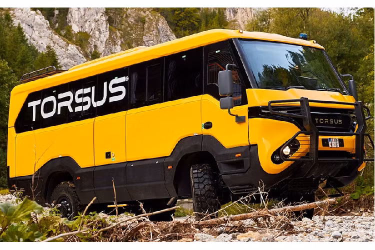 Trái tim của “con quái vật” này là một động cơ dầu MAN D0836 LFL40 6 xi-lanh sản sinh 240 mã lực và 925 Nm mô-men xoắn cực đại, kết hợp hoạt động cùng một hộp số tự động.