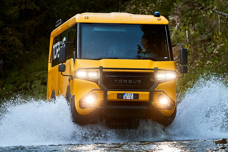 Nhà sản xuất xe Torsus đã trang bị cho Praetorian một bộ lốp địa hình chắc khỏe, cũng như lớp phủ sơn cấp độ quân sự trên vài phụ tùng khác. Nó cũng có hàng tá tính năng thực dụng như dây đai an toàn 3 điểm trên tất cả ghế ngồi, một lỗ thông hơi, giá giữ hành lý, và bậc cửa tự động ở cửa hành khách.