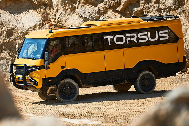 Chiếc xe mà chúng ta nói đến ở đây là xe buýt off-road Torsus Praetorian 4x4 với khả năng chinh phục địa hình cực tốt. Nó có tải trọng tối đa lên tới 13,5 tấn, khoảng sáng gầm cao 389 mm, một bình nhiên liệu 300 lít khổng lồ, và có thể lắp đặt 35 ghế ngồi kèm điều hòa không khí mát mẻ.
