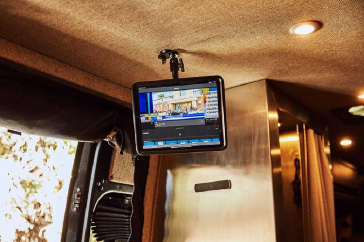 Không gian bên trong xe vô cùng ấm cúng và thiên nhiên với tông nâu nhẹ nhàng và các chi tiết màu rám nắng, xanh lá cây.