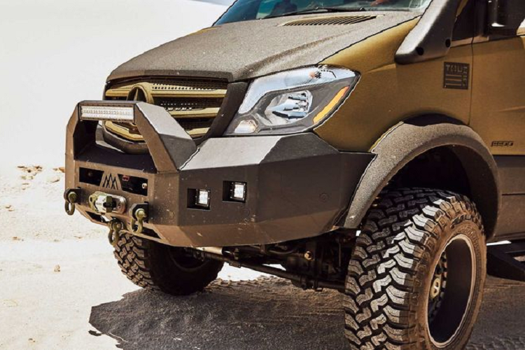 Dự án này được xây dựng trên một chiếc Sprinter 170 EXT dẫn động hai bánh và được chủ sở hữu đặt tên là Bruce Banner. Chiếc xe van du lịch được sơn màu quân đội đậm kết hợp nhiều chi tiết màu đen mang đến cho chiếc xe vẻ ngoài cứng cáp, chưa dừng lại ở đó, xe còn có lớp phủ Line-X bảo vệ để không dễ bị trầy xước.