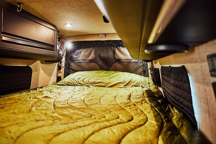 Sprinter giờ đây được trang bị hệ dẫn động 4x4 với cầu trước Dana 60, cầu sau Dana 70 và các khóa trung tâm bánh xe để tăng lực kéo khi cần thiết. Cỗ máy to lớn này "cưỡi" trên các lốp 37 inch, khiến gầm xe cao hơn 21,59 cm.