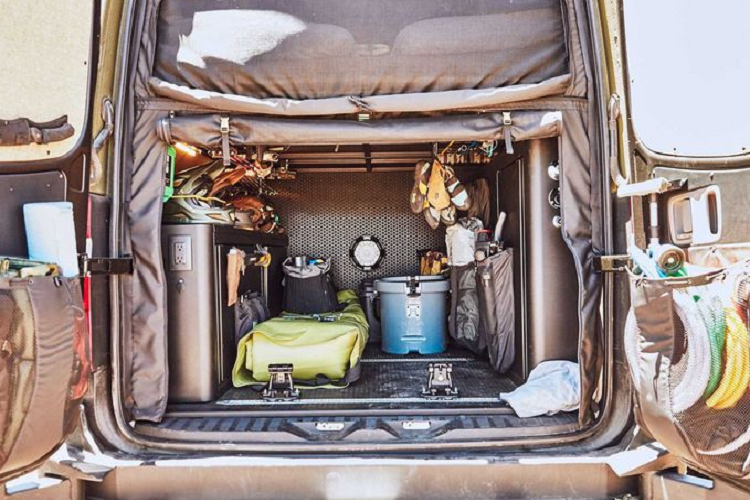 Đặc biệt, chiếc xe còn được đính kèm một tời có sức kéo lên tới 5.443 kg, bảng khôi phục, giắc cắm và bộ sơ cứu chuyên dụng cho người và thú cưng.