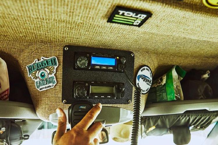 Xe có một bình chứa nước dung tích 151 lít và pin 600 amp giờ.