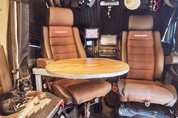 Kiểu dáng bên ngoài tiếp tục được củng cố với bộ cản mới có kèm thanh gạt lớn, một chiếc thang bên hông xe nối với giá nóc và một hộp dụng cụ sửa chữa khổng lồ cùng lốp xe dự phòng ở phía sau.