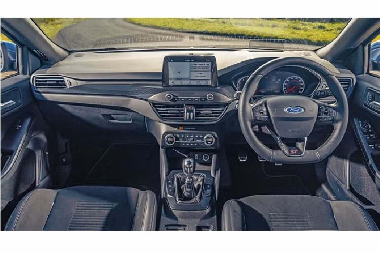 Ford Focus ST bản số sàn, với tính năng launch control có thể tăng tốc 0-100 km/h trong 5,7 giây trong khi con số này của bản số tự động là 6 giây. Tốc độ tối đa của hai bản vẫn là 249 km/h.