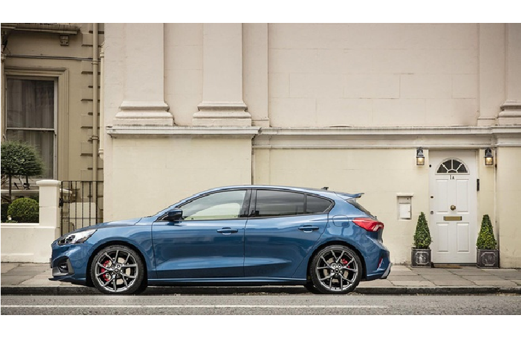Ford Focus ST mới gia nhập câu lạc bộ xe thể thao cỡ nhỏ với sự góp mặt của Mazda MX-5 và Toyota GT86. Tại thị trường Anh, giá xe Ford Focus ST bán ra từ 29.495 bảng (tương đương 892 triệu đồng) cho bản hatchback.