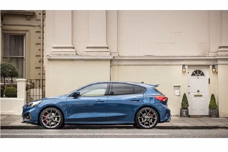 Ford Focus ST mới gia nhập câu lạc bộ xe thể thao cỡ nhỏ với sự góp mặt của Mazda MX-5 và Toyota GT86. Tại thị trường Anh, giá xe Ford Focus ST bán ra từ 29.495 bảng (tương đương 892 triệu đồng) cho bản hatchback.