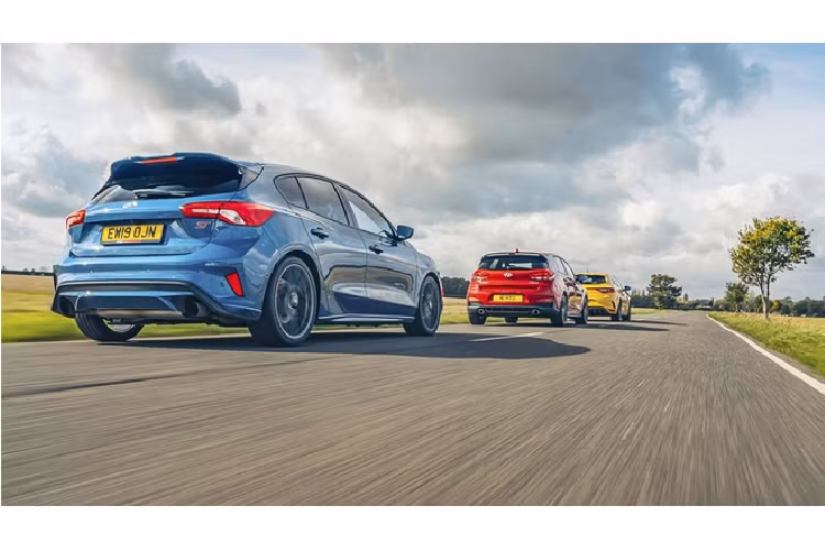 Sử dụng hộp số ly hợp kép, hay hộp số tự động truyền thống với lẫy chuyển số là những thứ giúp BMW M5, 911 Turbo, McLaren P1 hay Mercedes-AMG A45 có thể tăng tốc nhanh hơn.