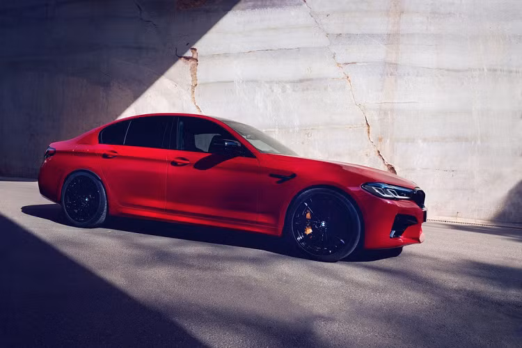 BMW M5 Competition 2021 bán tại thị trường Australia được trang bị nhiều tính năng tiêu chuẩn và tùy chọn.