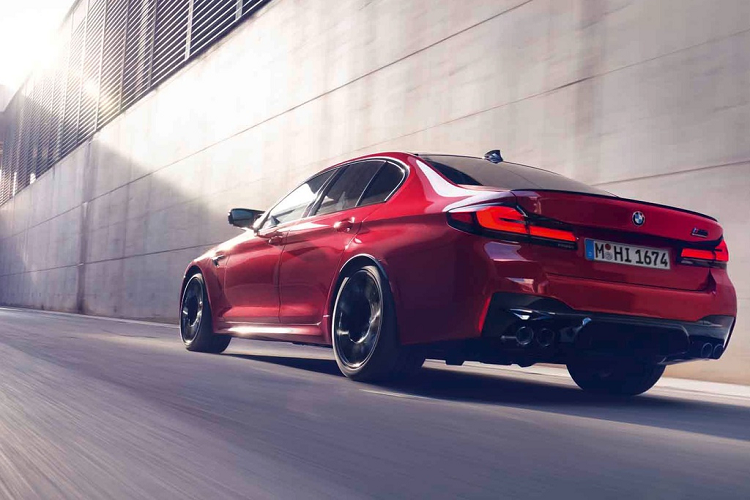 Trong số này có gói trang bị M Driver’s Package tiêu chuẩn, hệ thống xả thể thao M, nắp động cơ bằng sợi carbon, mui xe sợi carbon, hệ thống âm thanh vòm Bowers &amp; Wilkins 16 loa.