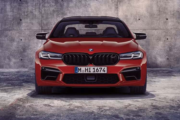 Bản nâng cấp giữa kỳ BMW M5 Competition 2021 mới vẫn sở hữu thiết kế tổng thể như phần còn lại của BMW 5-Series mới với đèn pha hầm hố và góc cạnh, lưới tản nhiệt và đèn hậu mới.