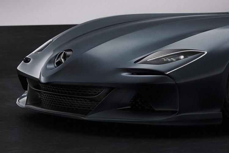 Hai bên hông thú vị không kém nhờ sự hiện diện của các mang lớn phía sau vòm bánh trước - được tô điểm bởi màu cờ Đưc, trong khi phía sau có cặp đèn hậu LED mỏng và ống xả kép.