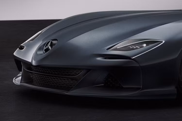 Hai bên hông thú vị không kém nhờ sự hiện diện của các mang lớn phía sau vòm bánh trước - được tô điểm bởi màu cờ Đưc, trong khi phía sau có cặp đèn hậu LED mỏng và ống xả kép.