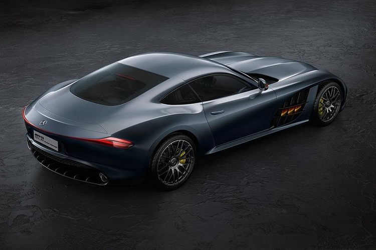 Điều đáng nói đầu tiên ở chiếc hypercar trong tưởng tượng của Georgi Bozhkov chính là kích thước. Nó trông có vẻ lớn hơn một chút so với SLR và Mercedes-AMG GT hiện tại. Nhờ đó mà chiếc xe có được phần mui dài mượt mà vô cùng đẹp mắt.