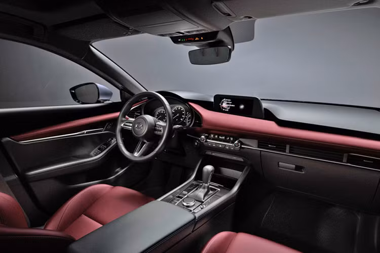 Phiên bản đặc biệt Carbon Edition được chế tạo dựa trên cấu hình Touring với ngoại thất sắc sảo hơn, mâm xe được nâng cấp từ 18 inch lên thành 20 inch. Nội thất bên trong, ghế da màu đỏ với viền đen tạo nên sự độc đáo cho khoang cabin, lẫy chuyển số tích hợp trên vô lăng cho chức năng sưởi ấm, phanh khẩn cấp tự động ở tốc độ thấp, ghế độc lập, hàng ghế trước có chức năng làm mát và hàng ghế thứ hai có chức năng sưởi, cụm đồng hồ kỹ thuật số 7.0 inch và đèn nội thất đẹp mắt.