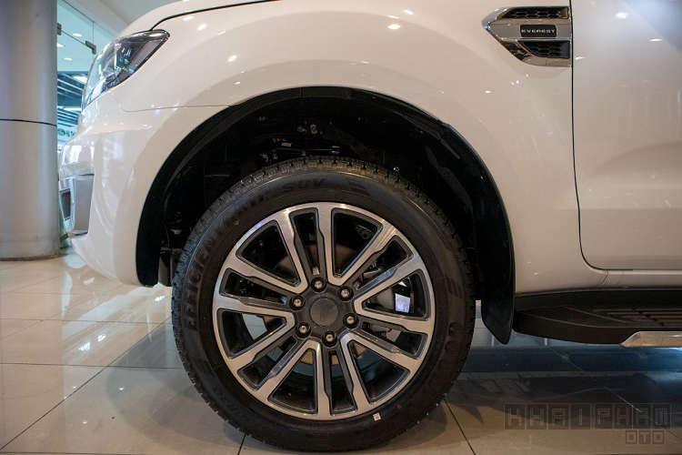 Ford Everest 2020 được duy trì thông số kích thước tổng thể chiều Dài x Rộng x Cao lần lượt là 4.892 x 1.860 x 1.837 (mm), chiều dài trục cơ sở đạt 2.830 mm và khoảng sáng gầm ở mức 210 mm. So với đối thủ trực tiếp là Toyota Fortuner thì Ford Everest rộng rãi nhờ kích thước trục cơ sở dài hơn 10 mm.