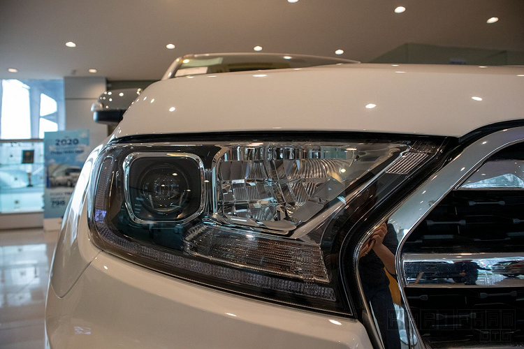 Ford Everest facelift sở hữu cụm đèn chiếu sáng được tinh chỉnh hiện đại hơn với tạo hình vuông vức thay vì dạng tròn như truyền thống. Công nghệ sử dụng cho những bản cao cấp là đèn pha LED kết hợp dải đèn định vị ban ngày tương tự. Ford Việt Nam vẫn trang bị tính năng điều chỉnh đèn tự động cho Everest.