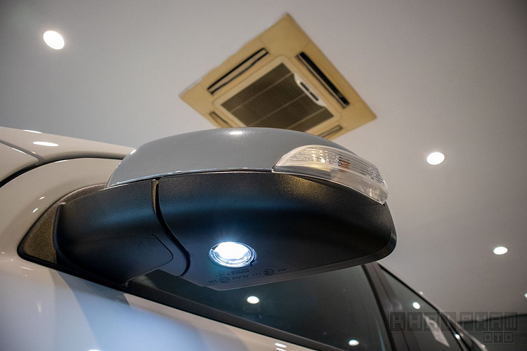 Xe được trang bị bộ mâm hợp kim màu xám với 6 chấu chữ "V" cùng kích thước 20 inch, những bản thấp hơn có tuỳ chọn la-zăng 17-18 inch. Gương chiếu hậu của chiếc SUV 7 chỗ đến từ Mỹ có tích hợp đèn xi-nhan là bóng thường có tích hợp chỉnh/gập điện và sấy kính. Đuôi xe ẫn là thiết kế vạm vỡ của chiếc SUV "anh cả" nhà Ford đang bán ở Việt Nam.