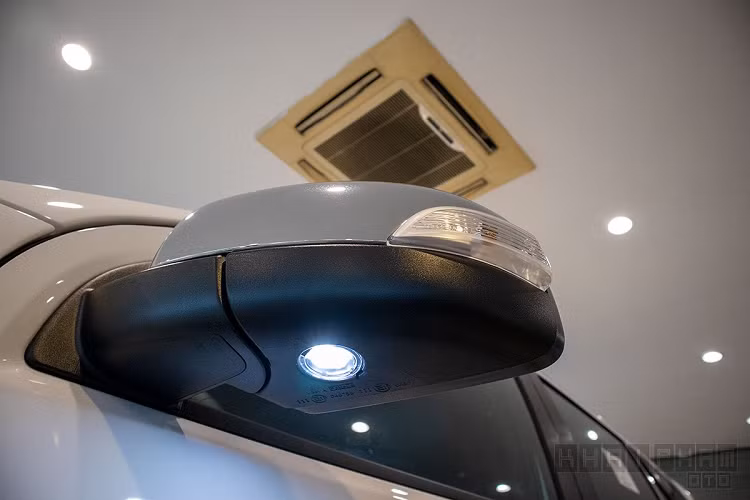 Xe được trang bị bộ mâm hợp kim màu xám với 6 chấu chữ "V" cùng kích thước 20 inch, những bản thấp hơn có tuỳ chọn la-zăng 17-18 inch. Gương chiếu hậu của chiếc SUV 7 chỗ đến từ Mỹ có tích hợp đèn xi-nhan là bóng thường có tích hợp chỉnh/gập điện và sấy kính. Đuôi xe ẫn là thiết kế vạm vỡ của chiếc SUV "anh cả" nhà Ford đang bán ở Việt Nam.