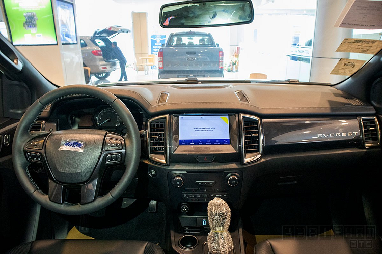 Tiến vào khoang lái, Ford Everest nâng cấp mới dường như không thay đổi, chất cơ bắp vẫn được hãng xe Mỹ mang lên để giúp chiếc xe của mình cứng cáp hơn. Về mặt thẩm mỹ không thay đổi nhưng tiện nghi trên Ford Everest 2020 đã được nâng cao nhằm tăng tính tiện nghi cho xe.